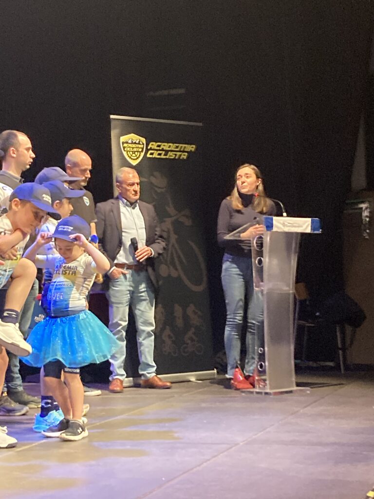Alcaldesa de Ciempozuelos Raquel Jimeno cerrando las II jornadas ciclistas Junto a los niños de la escuela